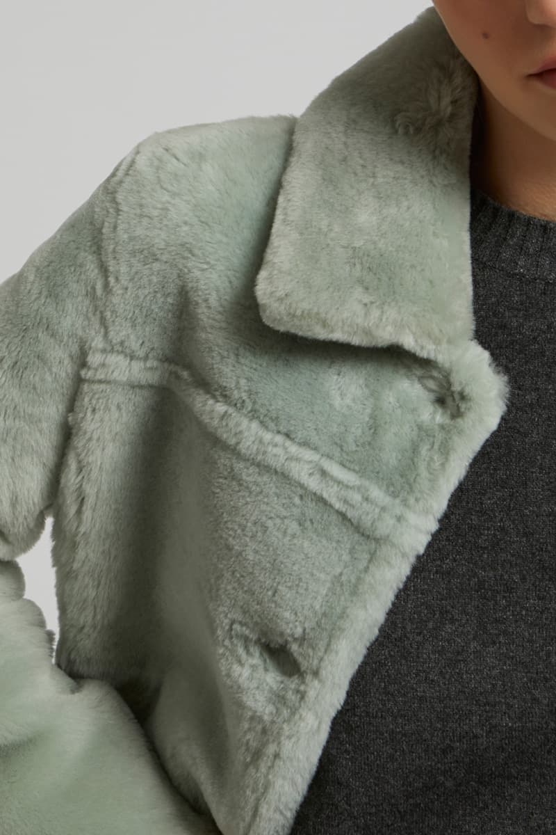 숏 리버시블 퍼 자켓 CE3WFYSJA041C70