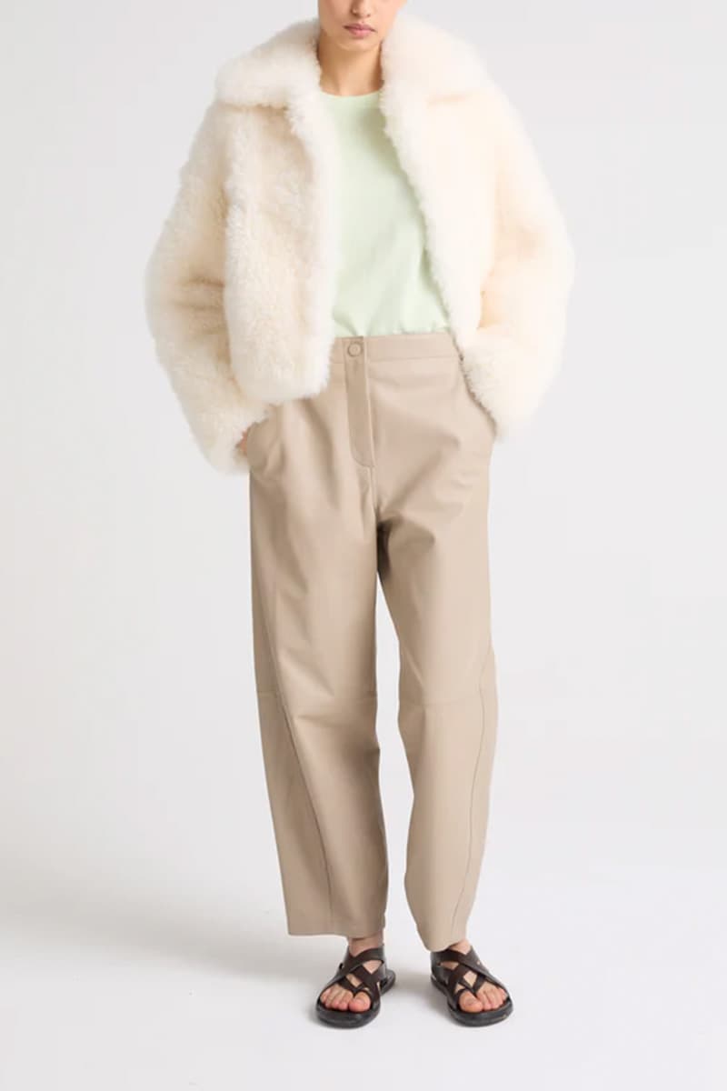 양털 숏 코트 CE5SFFUJA003C11