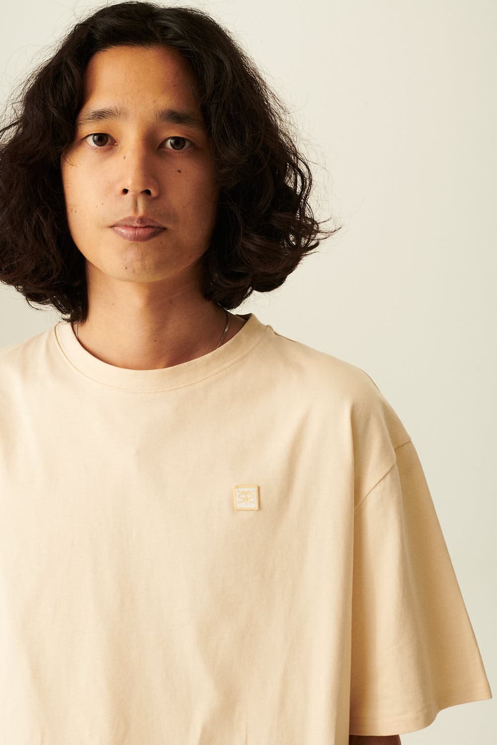 THOMAS 코튼 엠브로이더리 패치 004 아이보리 반소매 티셔츠